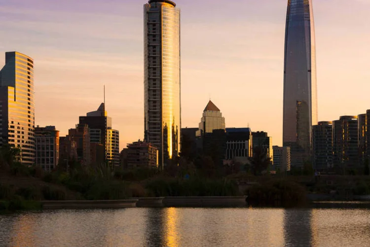 
	Vista de Santiago do Chile: o abalo s&iacute;smico ocorreu &agrave;s 10h35 locais (10h35 em Bras&iacute;lia) com epicentro dez quil&ocirc;metros ao sul do complexo de esportes de inverno de Farellones
 (Thinkstock/tifonimages)