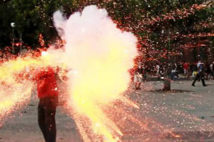 
	O cinegrafista Santiago Andrade, no momento em que &eacute; atingido por um explosivo
 (Agência O Globo/AFP)