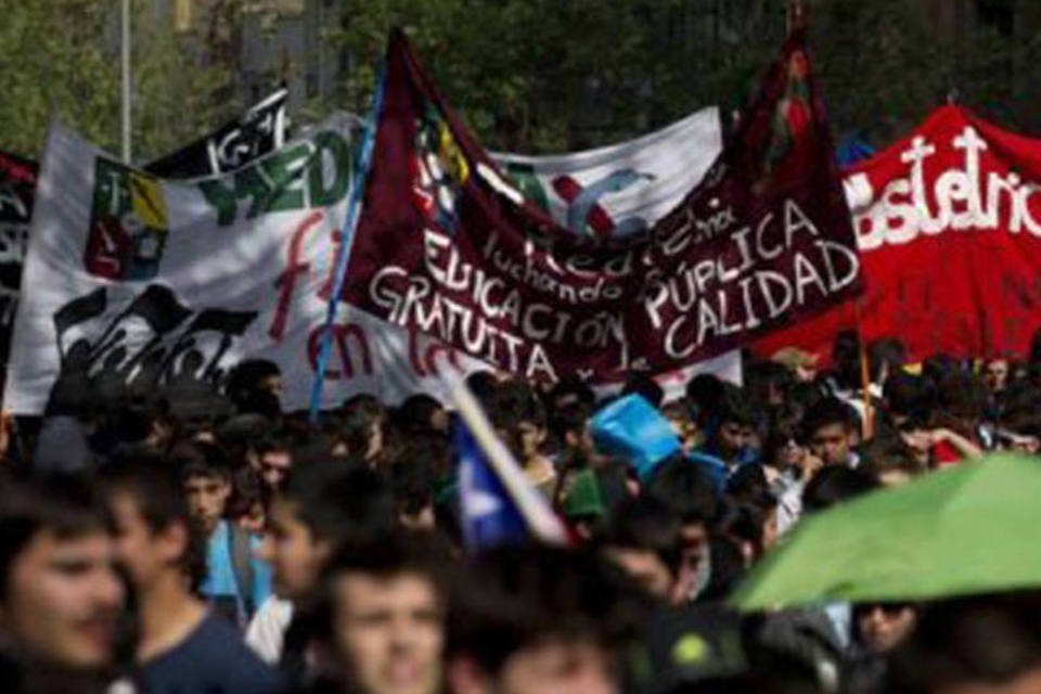 Estudantes se lançam em rio no Chile durante confronto