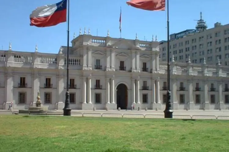 Sede do governo federal em Santiago: no início de 2012 houve 498 acidentes de trânsito no país, 50 a mais que ocorridos durante o ano novo de 2011 (Wikimedia Commons)