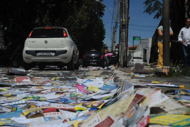 
	Santinhos: havia imagens tanto do candidato tucano quanto da petista
 (Elza Fiuza/Agência Brasil)