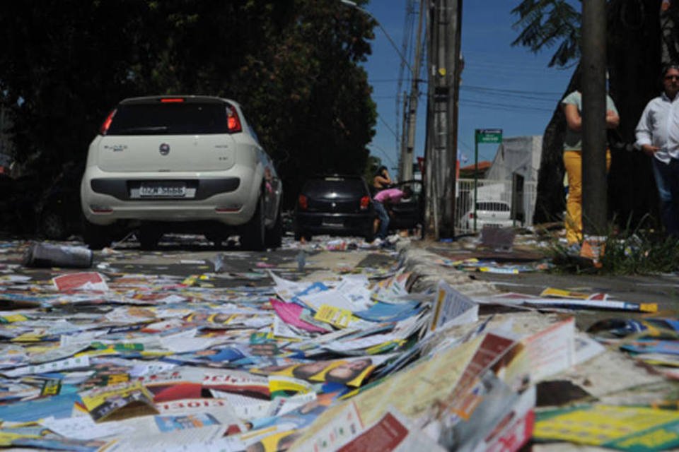 Santinhos de candidatos são espalhados em ruas de SP