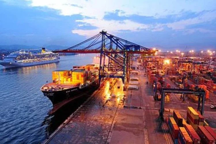 Terminal Santos Brasil no Porto de Santos: A empresa capacidade ociosa nesse porto de 40% no cais e de 50% em armazenagem