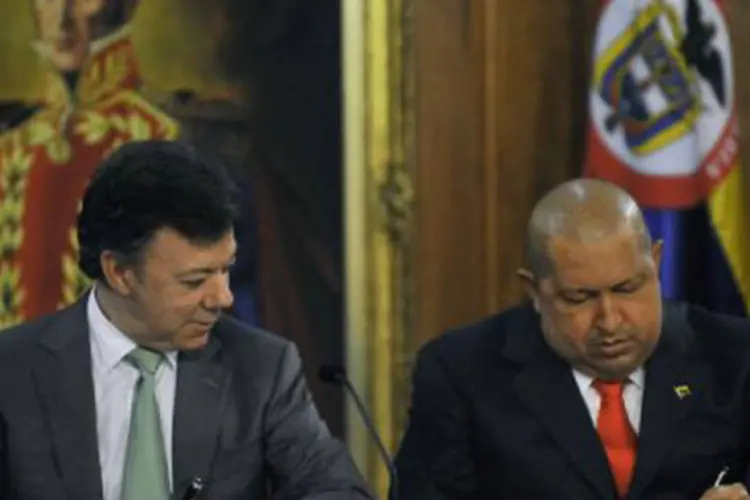 Reunidos no Palácio Presidencial de Miraflores, Santos (E) e Chávez assinaram um acordo de preferências tarifárias
 (Juan Barreto/AFP)