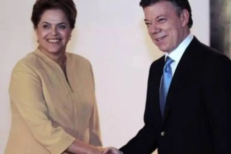 
	O presidente colombiano, Juan Manuel Santos e Dilma Rousseff: a corrente de com&eacute;rcio bilateral totalizou US$ 4,1 bilh&otilde;es em 2014, registrando crescimento de 165% desde 2005
 (AFP/Arquivos)