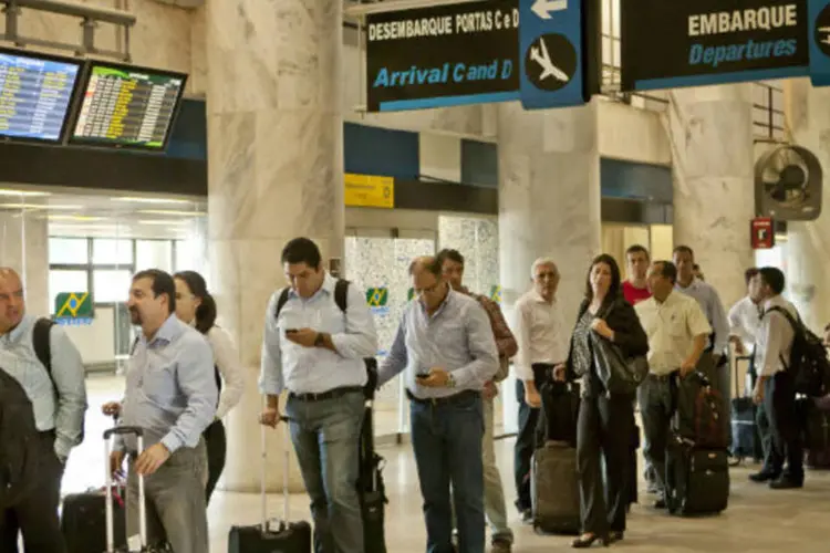 
	Passageiros em fila no Aeroporto Santos Dumont: taxa de ocupa&ccedil;&atilde;o foi a mais elevada para um m&ecirc;s de mar&ccedil;o, diz a Associa&ccedil;&atilde;o Brasileira das Empresas A&eacute;reas
 (FERNANDO LEMOS/VEJA RIO)