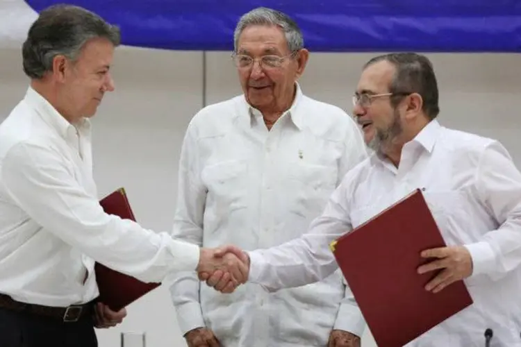 Juan Manuel Santos (E), presidente da Colômbia, cumprimenta líder das Farc Rodrigo Londoño após acordo em Havana (Alexandre Meneghini/Reuters)