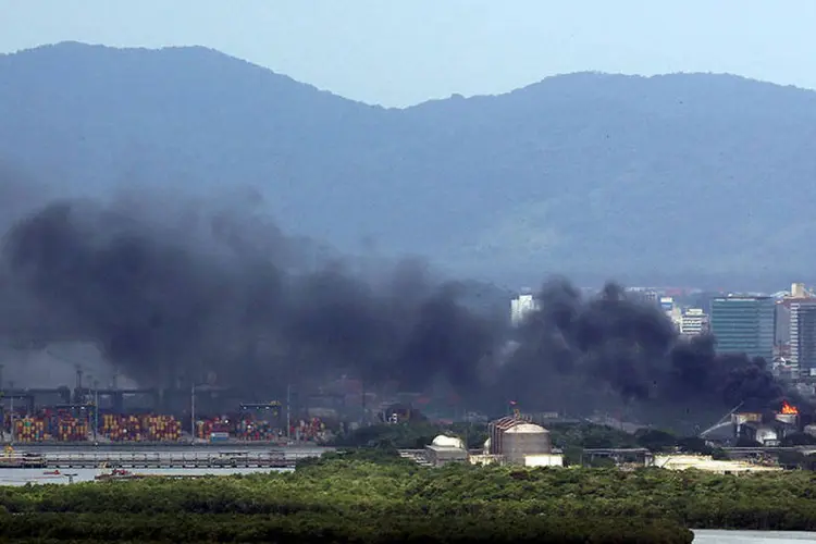 Incêndio em uma unidade de armazenamento de combustíveis no porto de Santos: dois tanques com gasolina permanecem em chamas (REUTERS/Paulo Whitaker)