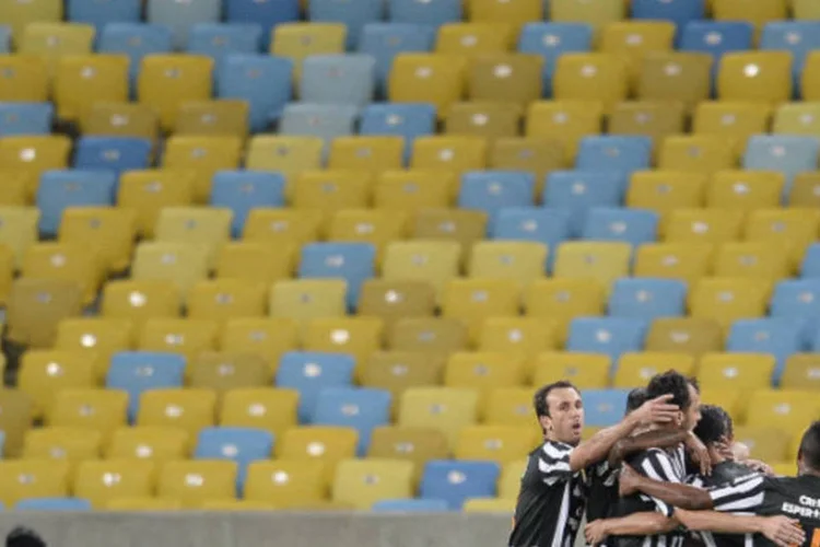 Futebol brasileiro: jogadores do Santos comemoram gol em partida contra o Fluminense no Maracanã, em agosto de 2013  (Buda Mendes/Getty Images)