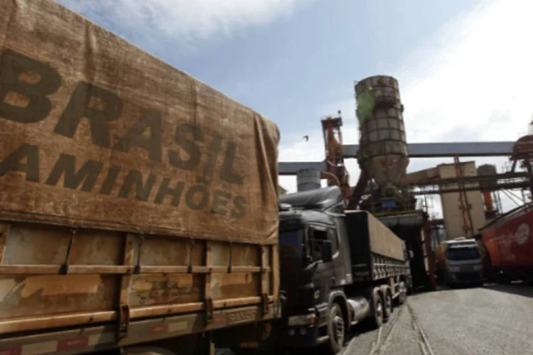 
	Caminh&otilde;es carregados com soja fazem fila no porto de Santos: o porto respondeu pela movimenta&ccedil;&atilde;o de 26,5% das exporta&ccedil;&otilde;es brasileiras
 (REUTERS/Paulo Whitaker)