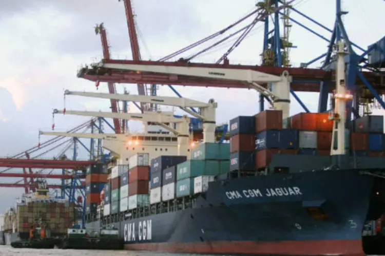 
	Navios descarregam no Porto de Santos: S&amp;P culpou, entre outros motivos, o desempenho modesto das exporta&ccedil;&otilde;es pelo crescimento modesto deste ano
 (Andrew Harrer/Bloomberg News)