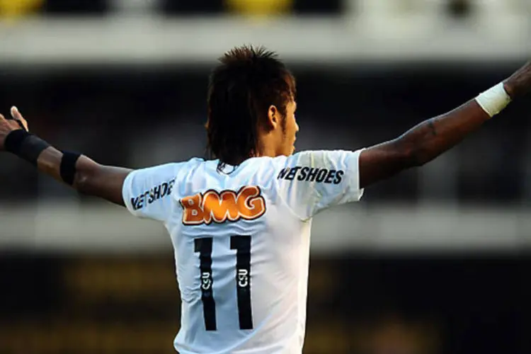 
	Neymar do Santos: Minds Idiomas &eacute; a sexta empresa com estampa no uniforme do time no in&iacute;cio da temporada 2013
 (RENATO PIZZUTTO)