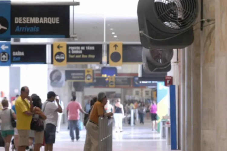 Aeroporto Santos Dummont: treze dias depois do primeiro problema com o ar-condicionado, ventiladores instalados pela Embraer e por funcionários de companhias tentavam amenizar o calor (Tânia Rêgo/ABr)