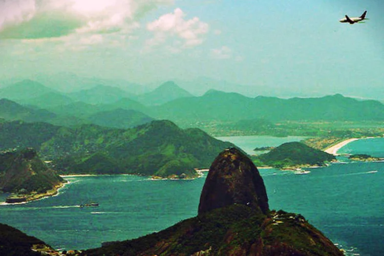
	Avi&atilde;o manobra em torno do P&atilde;o de A&ccedil;&uacute;car: Decea coordena hoje o fluxo de avi&otilde;es no pa&iacute;s
 (Wikimedia/Mario Roberto Duran Ortiz)