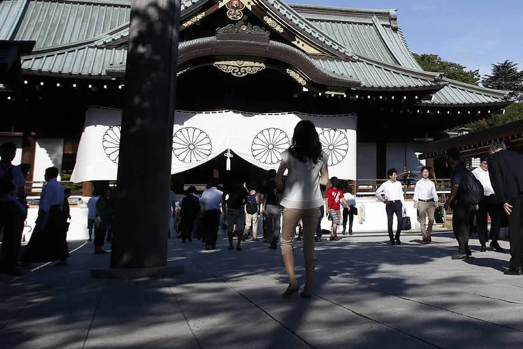 Japoneses visitam o santuário Yasukuni no 69º aniversário da derrota do Japão na Segunda Guerra Mundial, em Tóquio (Yuya Shino/Reuters)