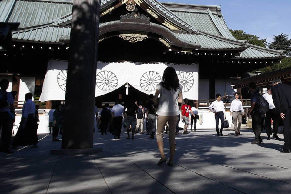 Ministros japoneses visitam polêmico santuário militarista