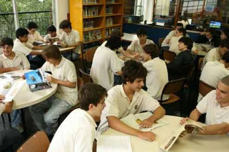 
	Col&eacute;gio de S&atilde;o Bento: escola &eacute; frequentada pelas classes m&eacute;dia e alta carioca, e tem entre os ex-alunos c&eacute;lebres o compositor Villa-Lobos e o apresentador J&ocirc; Soares
 (Veja Rio)