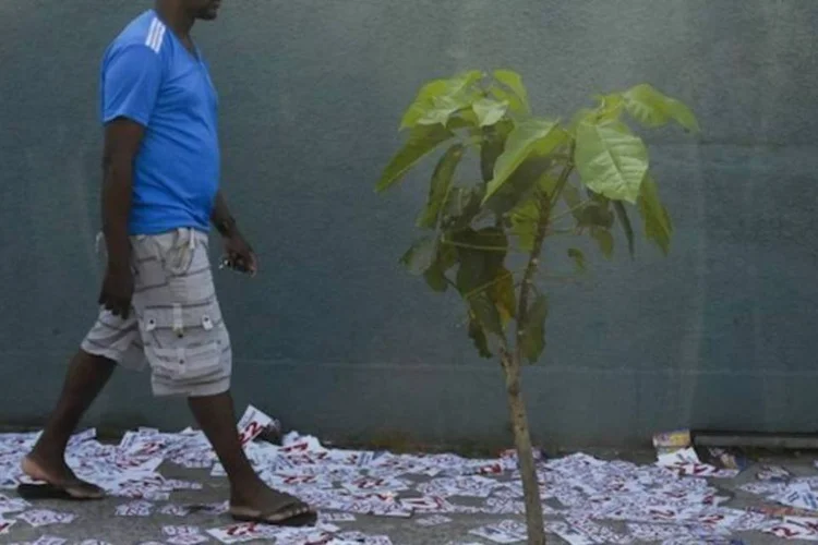 
	Propaganda eleitoral em S&atilde;o Gon&ccedil;alo, estado do Rio: as multas eleitorais j&aacute; s&atilde;o alvo de cr&iacute;ticas de procuradores e magistrados por conta dos baixos valores
 (Tânia Rego/Agência Brasil)