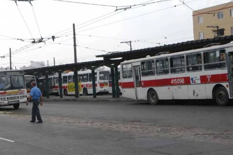 
	Os cerca de 1,2 mil trabalhadores, entre motoristas, cobradores e funcion&aacute;rios de manuten&ccedil;&atilde;o da empresa, paralisaram os &ocirc;nibus das 24 linhas operadas pela companhia, a partir das 4h, deixando 200 mil passageiros da zona leste paulistana sem transporte
 (Daniela Picoral/Exame)