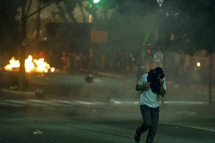 
	Al&eacute;m disso, a Defensoria ajuizou habeas corpus preventivos em favor de 92 pessoas que foram detidas na manifesta&ccedil;&atilde;o de quinta-feira (13) contra o aumento do pre&ccedil;o das passagens
 (AFP / Nelson Almeida)