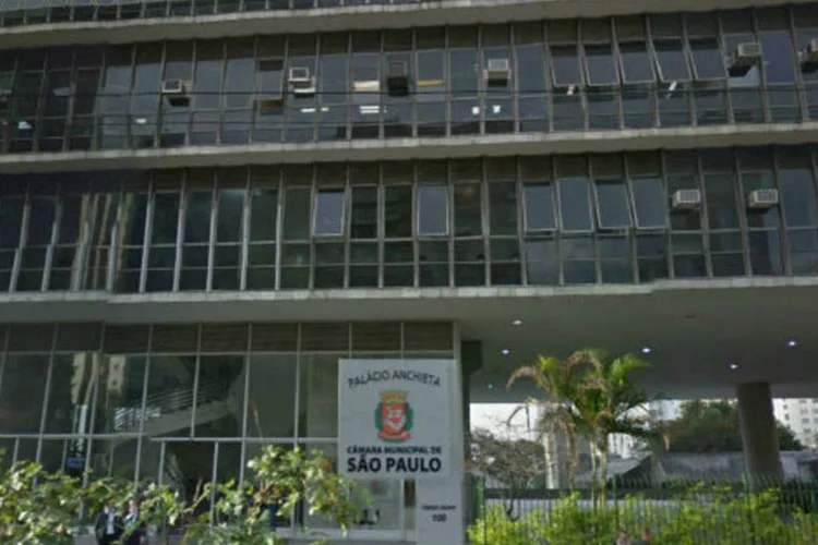 
	C&acirc;mara Municipal de S&atilde;o Paulo: no trajeto, muitas lojas e &ocirc;nibus foram pichados. Chegando &agrave; C&acirc;mara, eles tentaram for&ccedil;ar a entrada no pr&eacute;dio
 (Reprodução/Google Street View)