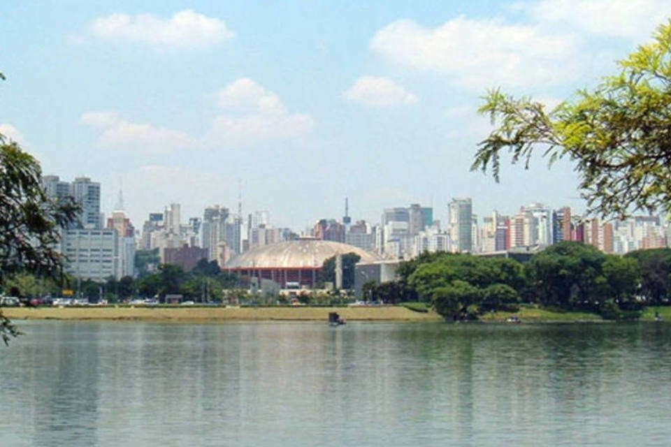 Árvore de Natal é inaugurada com show e fogos no Ibirapuera