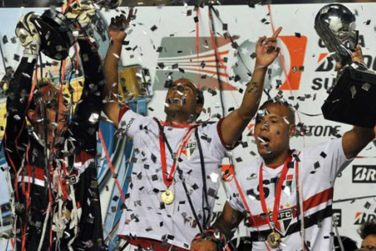 Os jogadores do São Paulo Rogério Ceni, Lucas e Luís Fabiano levantam a taça da Copa Sul-Americana no Morumbi (AFP/ Nelson Almeida)