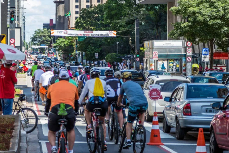 
	Pessoas utilizam a ciclofaixa de lazer na Avenida Paulista em S&atilde;o Paulo
 (Embratur)