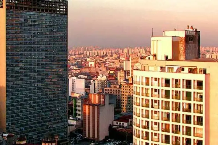 Embora se mantenha como a cidade que mais contribui para o PIB, São Paulo perdeu partcipação (Wikimedia Commons)