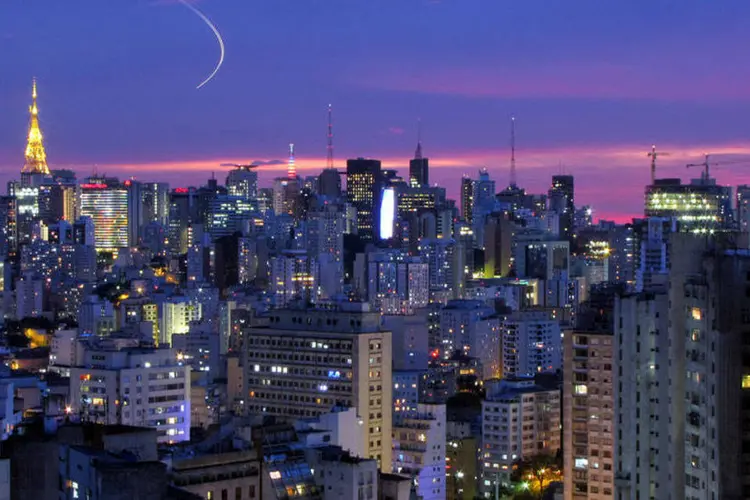 
	Vista noturna da cidade de S&atilde;o Paulo: temperatura dever&aacute; chegar a 7&ordm;C na noite de hoje
 (Júlio Boaro/Flickr)