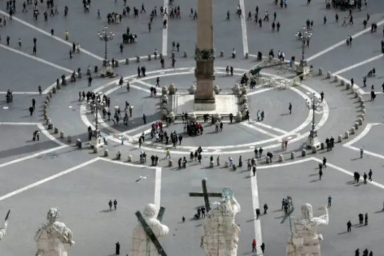 
	Fi&eacute;is se re&uacute;nem na Pra&ccedil;a de S&atilde;o Pedro, no Vaticano: o cardeal Mej&iacute;a &eacute; bibliotec&aacute;rio e arquivista em&eacute;rito do Vaticano (REUTERS/Eric Gaillard)