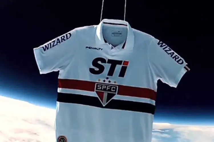 Camisa do São Paulo Futebol Clube enviada ao espaço em ação desenvolvida pela Z  e pela Lattitud (Reprodução)