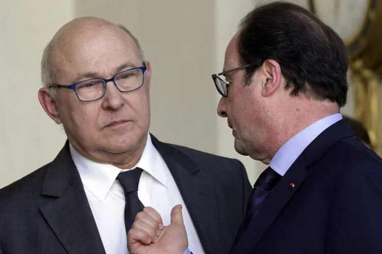 
	Presidente franc&ecirc;s Fran&ccedil;ois Hollande conversa com ministro das Finan&ccedil;as Michel Sapin: A segunda maior economia da zona do euro cresceu apenas 0,4 por cento em 2014
 (REUTERS/Philippe Wojazer)