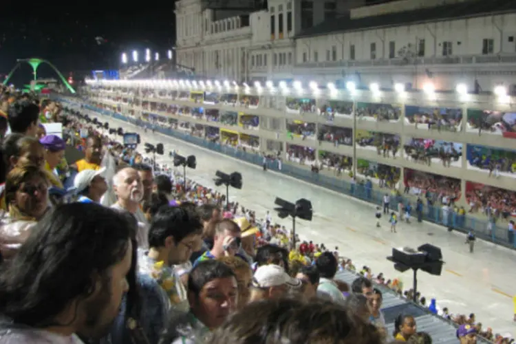 Sambódromo no Rio ganhou arquibancadas dos dois lados da passarela (Wikimedia Commons)