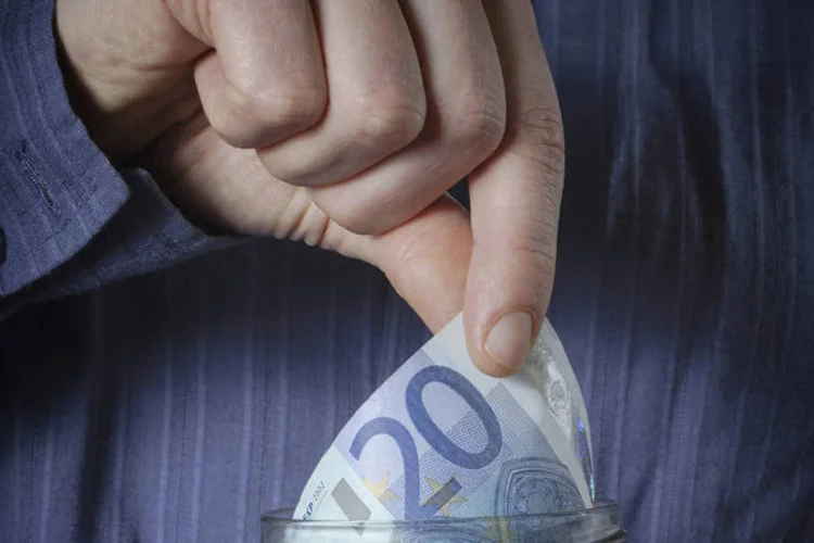 
	Homem pega dinheiro: Internauta tamb&eacute;m questiona se pode realizar o resgate de todo o valor aplicado no plano empresarial
 (natasaadzic/Thinkstock)