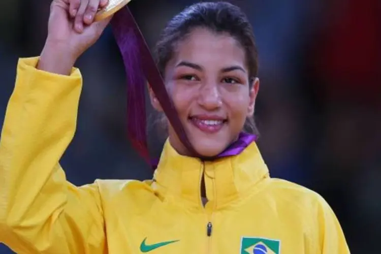 
	Sarah Menezes com a medalha de Ouro que recebeu nas Olimp&iacute;adas de Londres: um dos trabalhos destacados pelo COB &eacute; o acompanhamento individualizado em cerca de 200 atletas
 (Getty Images)