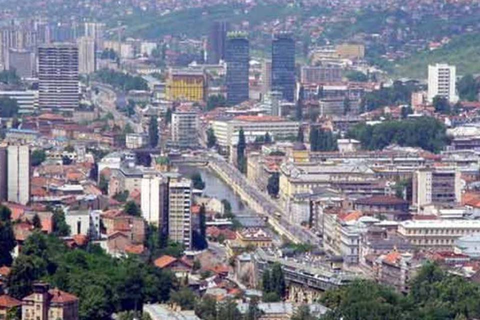Ataque a uma sede do governo deixa feridos em Sarajevo