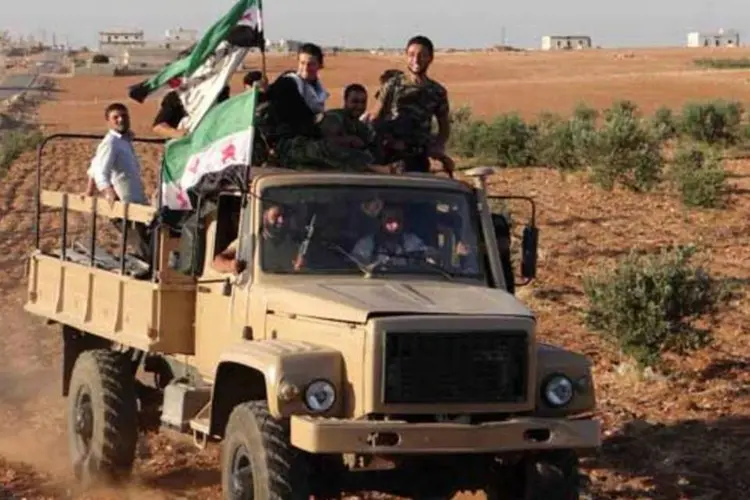 Insurgentes dirigem caminhão tomado das Forças Armadas do regime de Bashar al-Assad em Saraqeb (Reuters)