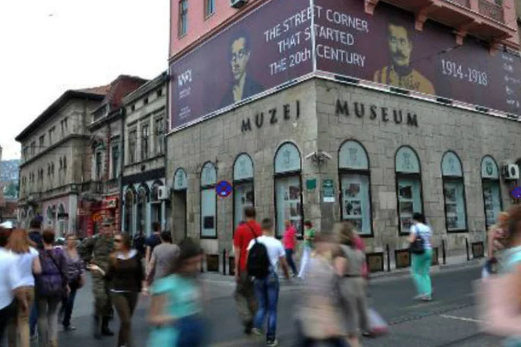 Cidadãos caminham nas ruas de Sarajevo, Bósnia (Elvis Barukcic/AFP)