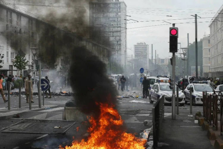 Rua de Sarcelles, na França, durante protesto contra a operação israelense em Gaza (Benoit Tessier/Reuters)