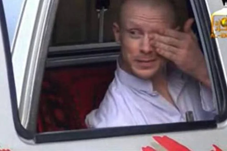 
	Imagem capturada de v&iacute;deo lan&ccedil;ado pela Al-Emara mostra o sargento norte-americano Bowe Bergdahl sentado numa camionete no Afeganist&atilde;o
 (Al-Emara/AFP)