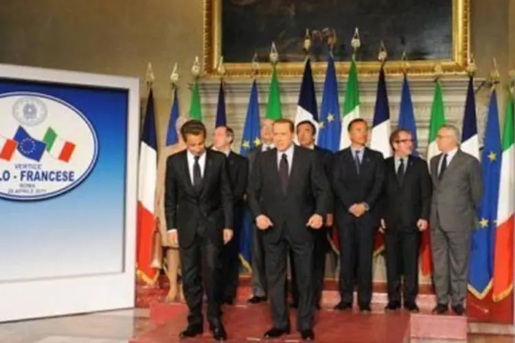 Silvio Berlusconi e Nicolas Sarkozy: países se reuniram para discutir a questão da migração (Vincenzo Pinto/AFP)