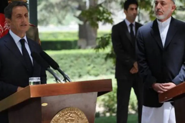Nicolas Sarkozy, ao lado do presidente do Afeganistão, Hamid Karzai, concede entrevista: "nunca se planejou manter indefinidamente tropas no Afeganistão" (Shah Marai/AFP)