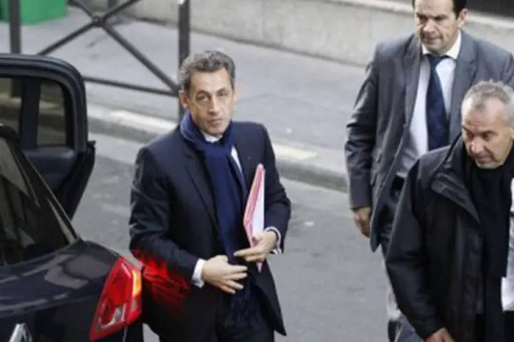 Sarkozy (E) fez a segunda visita na maternidade a Carla Bruni e sua filha recém-nascida
 (AFP)