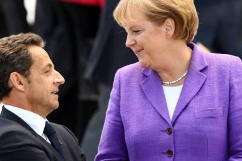 Merkel e Sarkozy se reúnem para buscar soluções à crise
