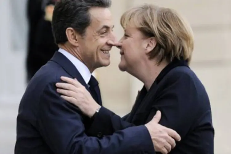 Sarkozy recebeu a chefe de governo alemão em sua chegada ao pátio do Eliseu
 (Eric Feferberg/AFP)
