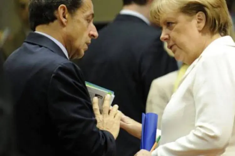 O presidente francês Nicolas Sarkozy e a chanceler Angela Merkel: proposta conjunta (John Thys/AFP)