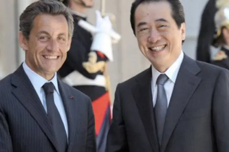 Nicolas Sarkozy, presidente francês, recebe o primeiro-ministro do Japão, Naoto Kan, para almoço no Palácio do Eliseu (Bertrand Guay/AFP)