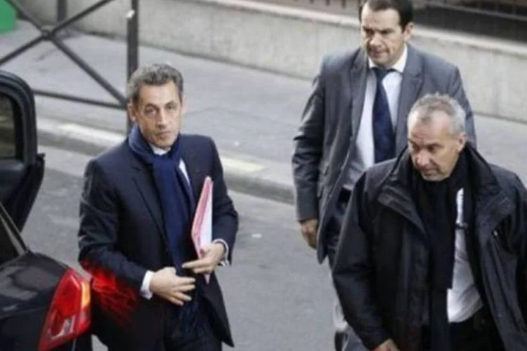 Sarkozy fez a segunda visita na maternidade a Carla Bruni e sua filha recém-nascida (AFP)