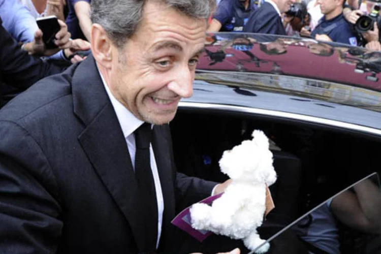 Ex-presidente francês Nicolas Sarkozy deixa seu carro após almoço com seu partido em Nice, na França (Olivier Anrigo/Reuters)